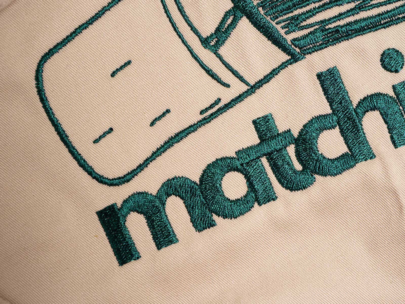 Detail výšivky loga Matchiareň – 50 000 stehov