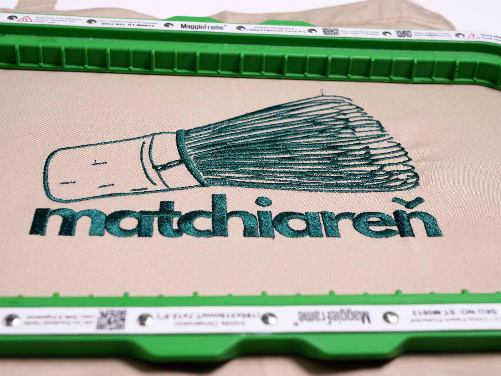Vyšívané zástery s logom Matchiareň – branding pre gastro prevádzku