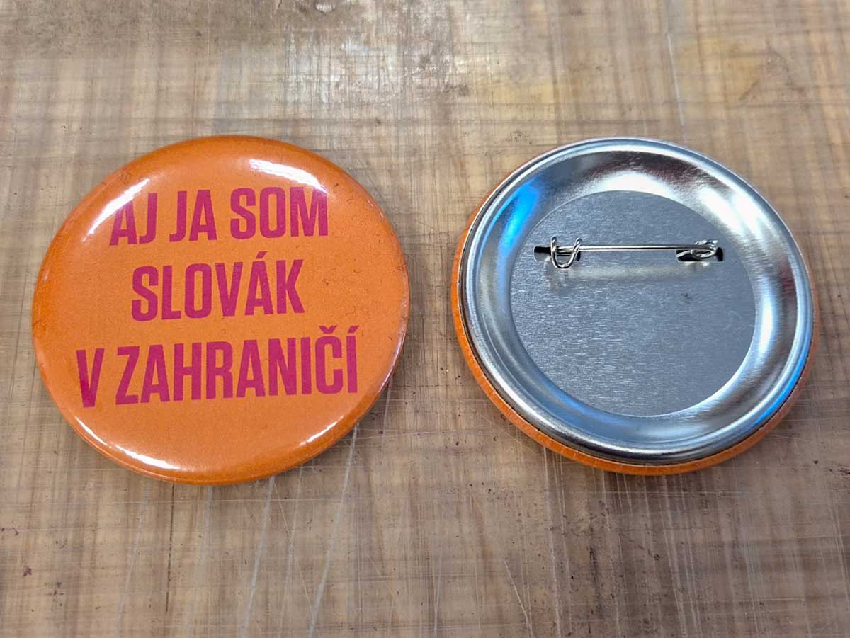 Odznaky ako merch ku knihe od Oli Džupi