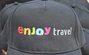 Enjoy travel: vyšívame na šiltovky